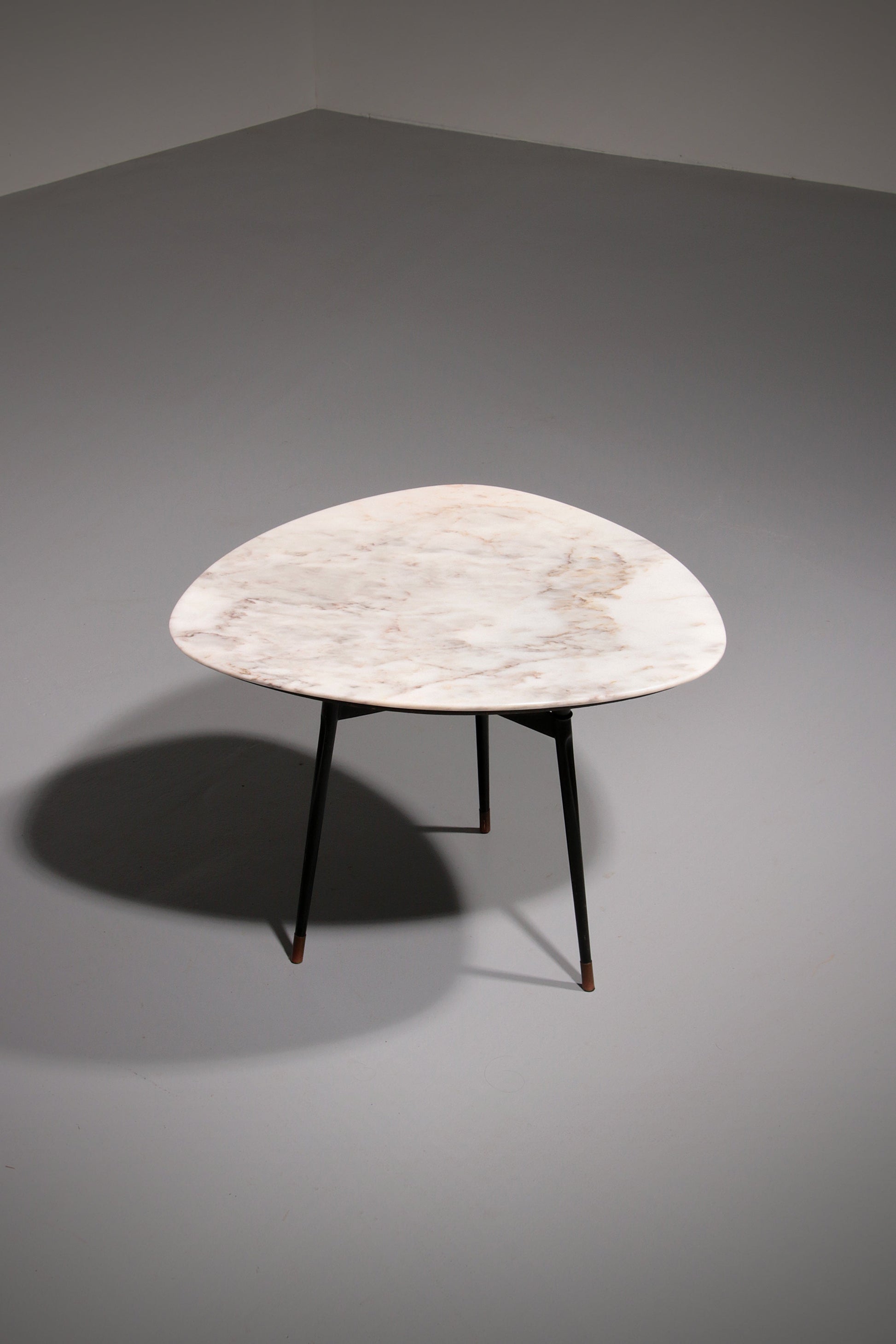 Elegant Marble and Brass Accent Table – Chic Small Coffee or Side Table - Collectors - Net.Work