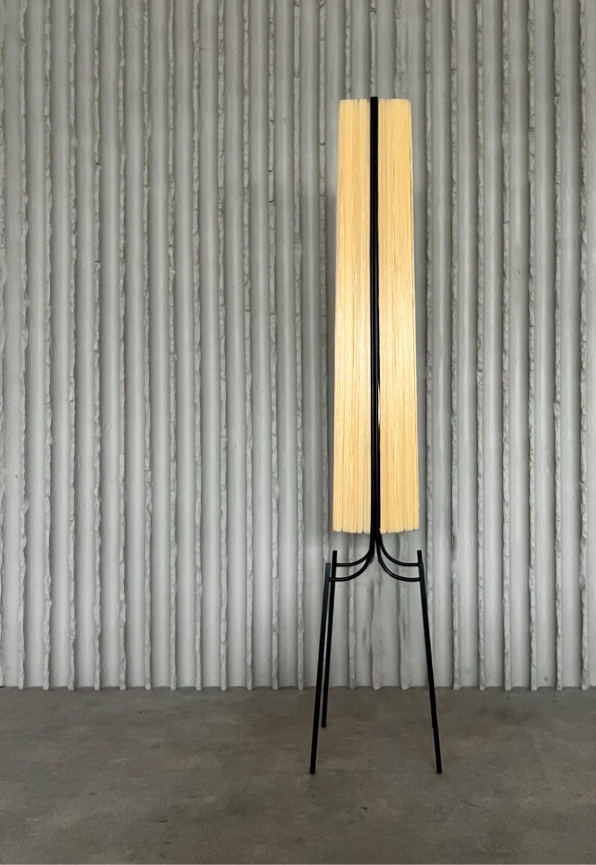 Französische Stehlampe aus Stahl und Bast