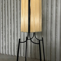 Französische Stehlampe aus Stahl und Bast