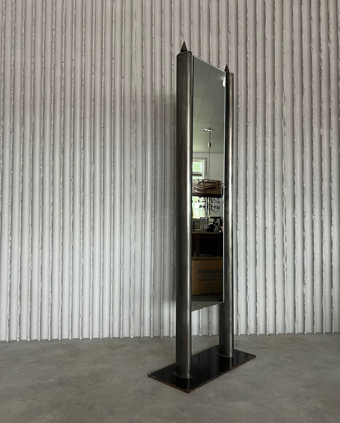 Full-length Memphis mirror, Italy 1980s. - Collectors-Net.Work