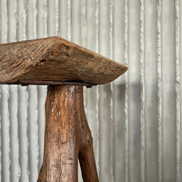Hoher französischer Beistelltisch aus Holz
