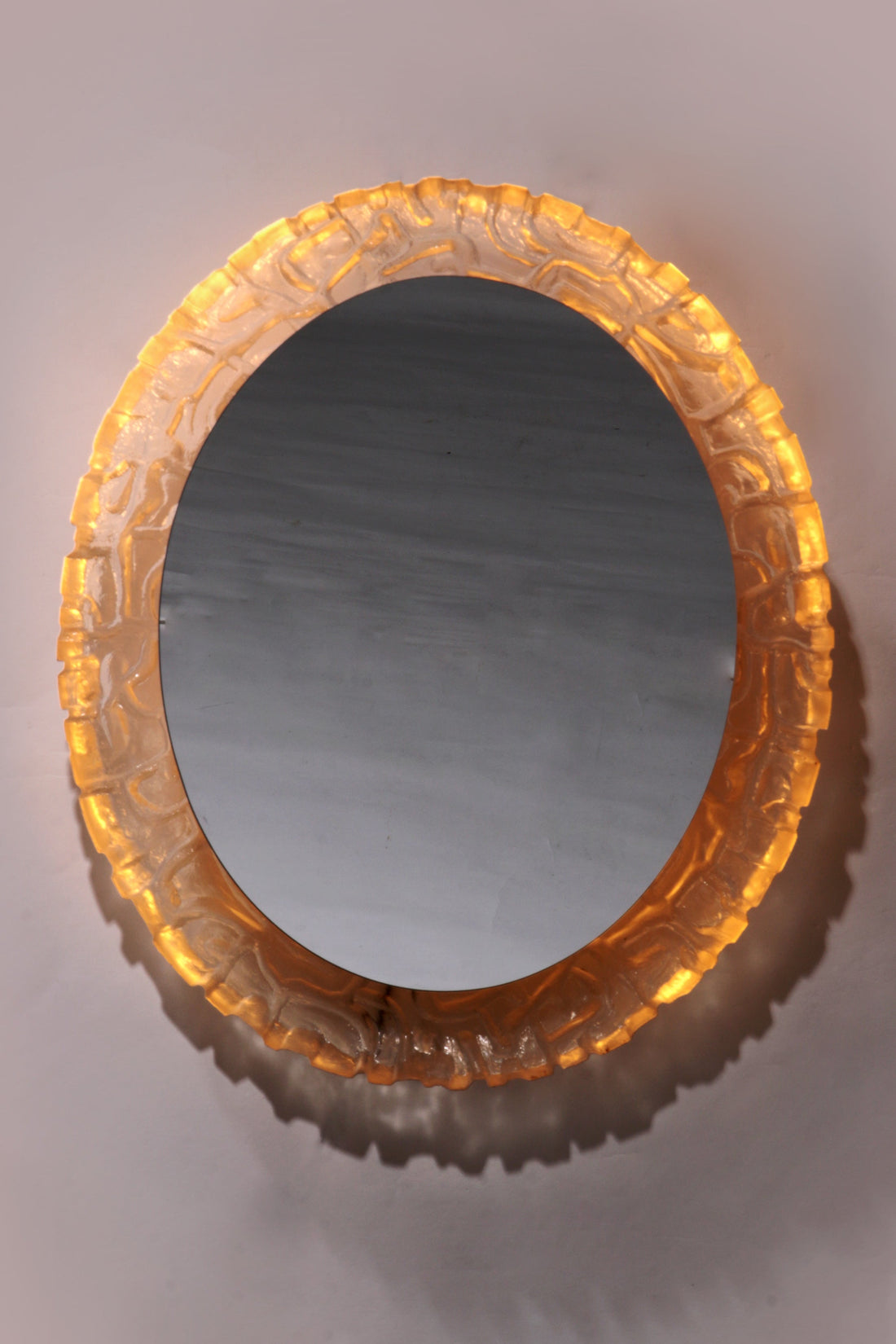 Hillebrand Oval Bathroom Wall Mirror with Lighting and Plexiglass Edge - Collectors - Net.Work