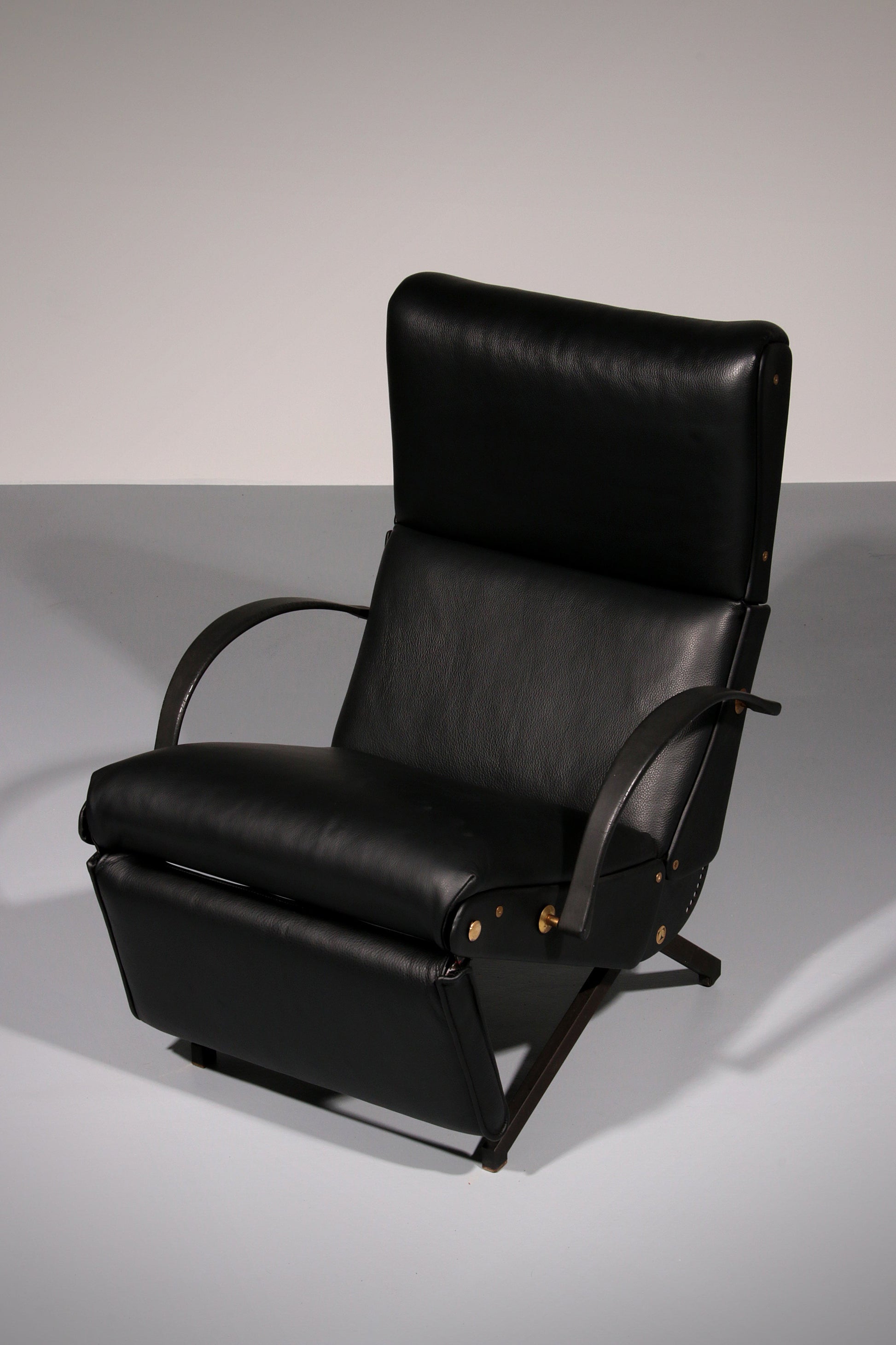 Italian Black Leather Adjustable P40 Relax Chair by Osvaldo Borsani Tecno. - Collectors - Net.Work