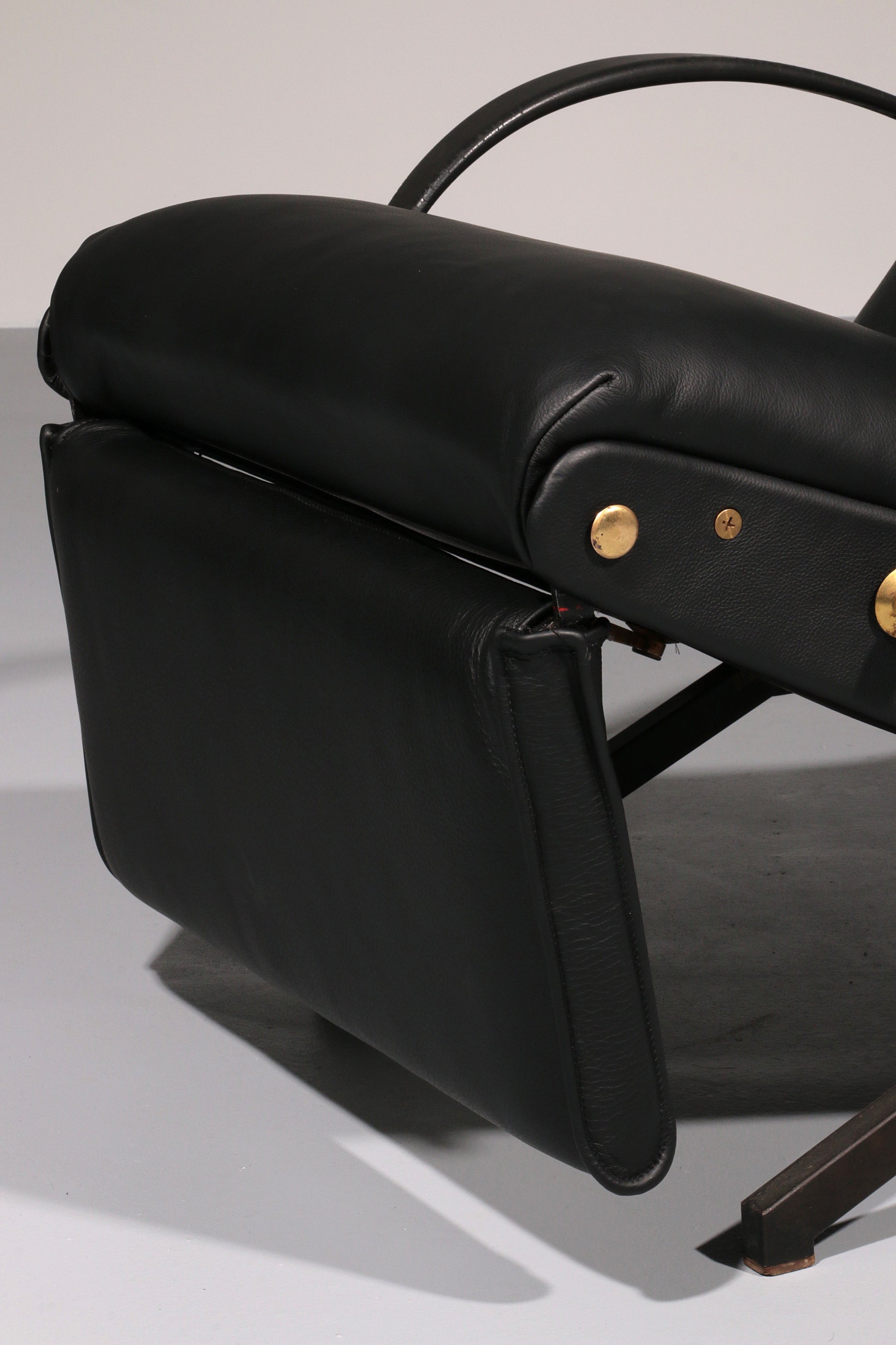 Italian Black Leather Adjustable P40 Relax Chair by Osvaldo Borsani Tecno. - Collectors - Net.Work