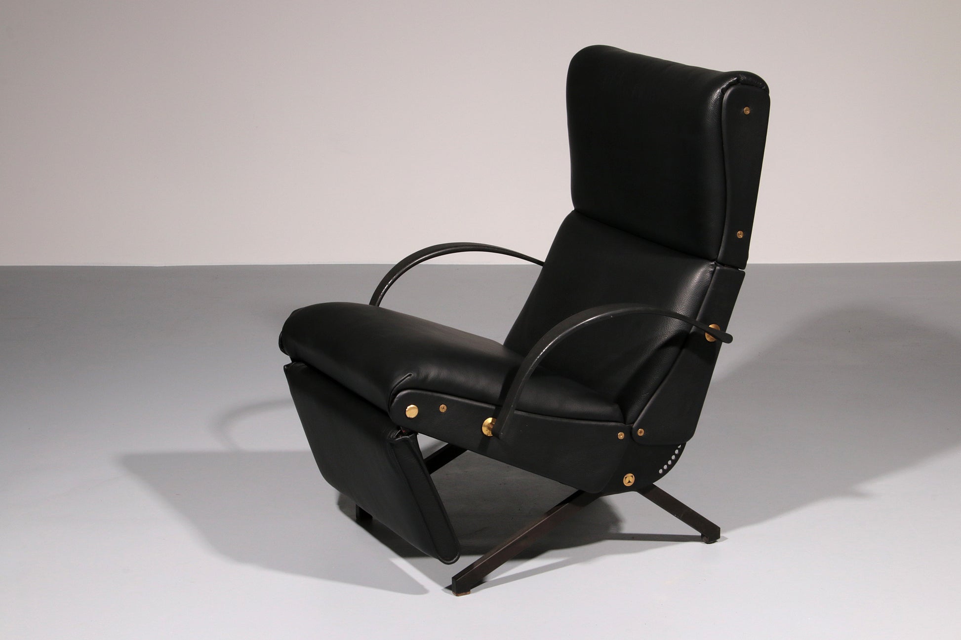 Italian Black Leather Adjustable P40 Relax Chair by Osvaldo Borsani Tecno. - Collectors - Net.Work