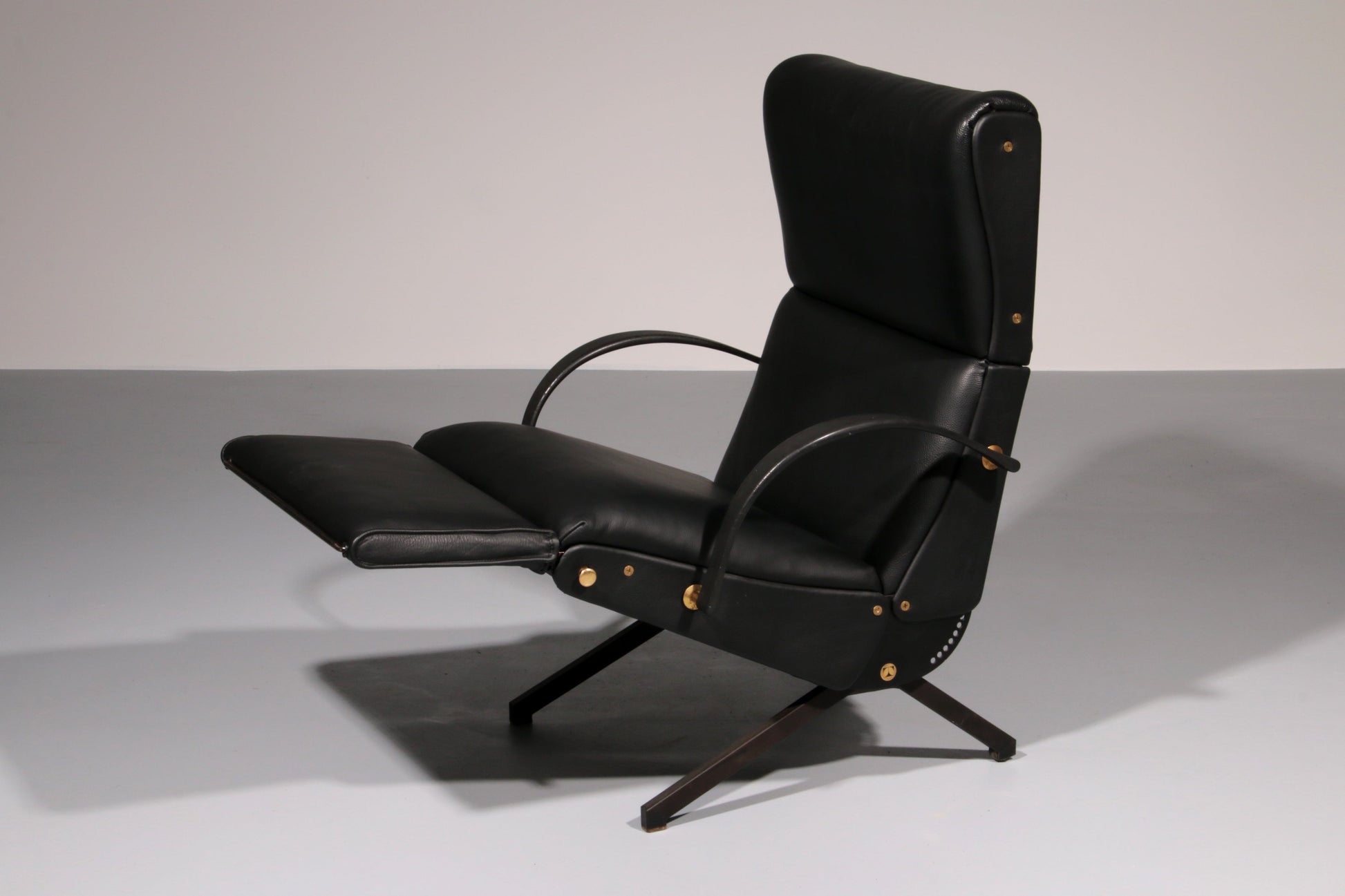 Italian Black Leather Adjustable P40 Relax Chair by Osvaldo Borsani Tecno. - Collectors - Net.Work