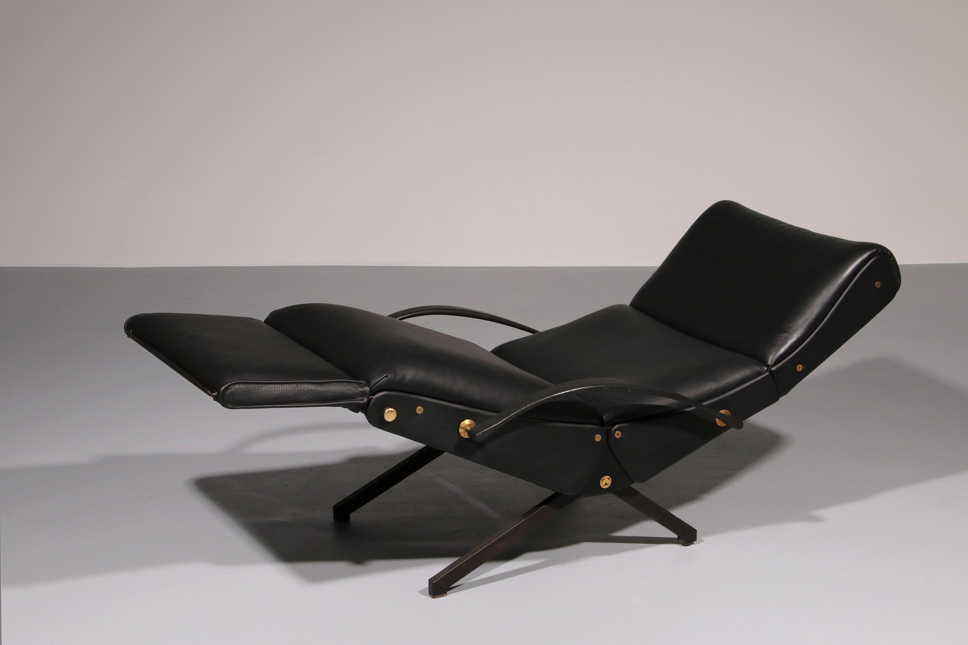 Italian Black Leather Adjustable P40 Relax Chair by Osvaldo Borsani Tecno. - Collectors - Net.Work