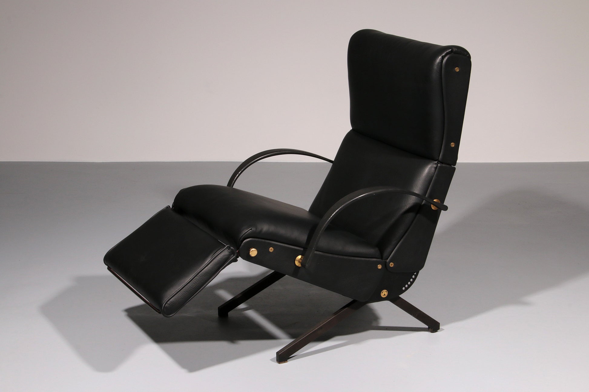 Italian Black Leather Adjustable P40 Relax Chair by Osvaldo Borsani Tecno. - Collectors - Net.Work