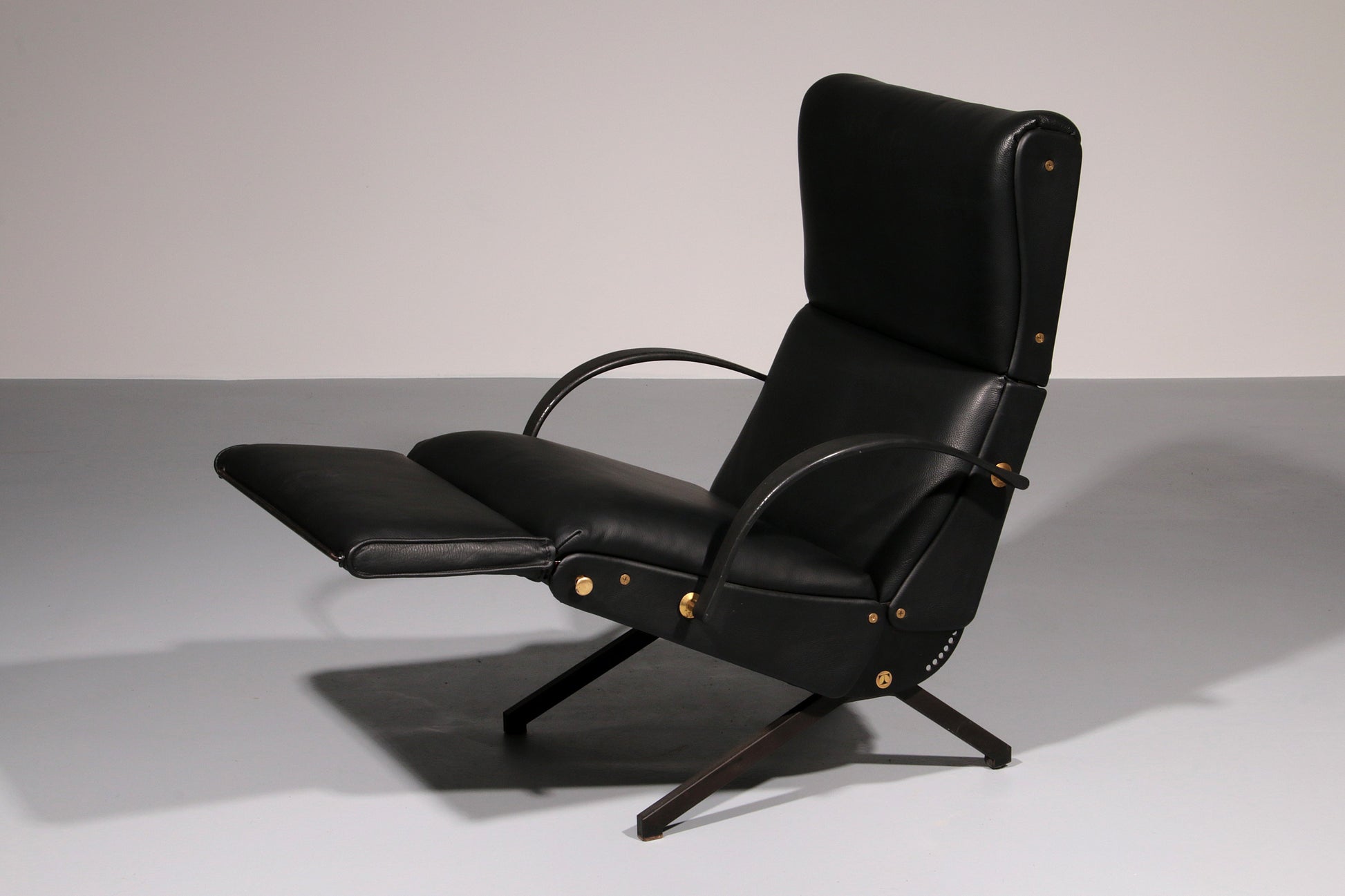 Italian Black Leather Adjustable P40 Relax Chair by Osvaldo Borsani Tecno. - Collectors - Net.Work