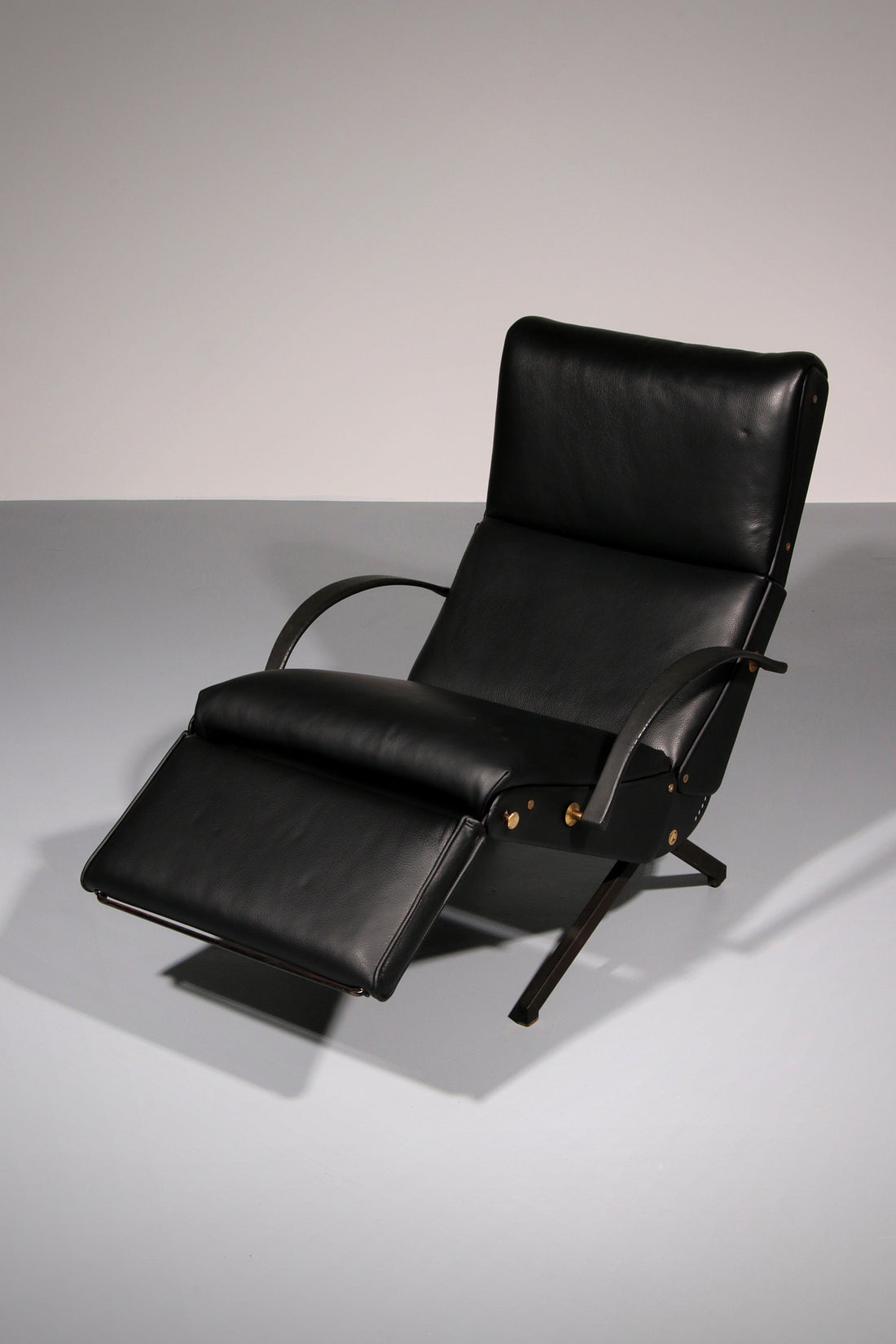 Italian Black Leather Adjustable P40 Relax Chair by Osvaldo Borsani Tecno. - Collectors - Net.Work