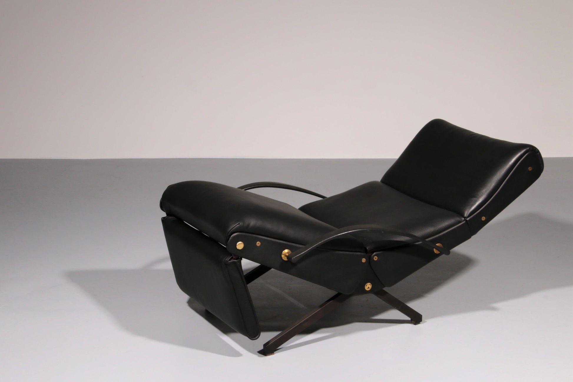 Italian Black Leather Adjustable P40 Relax Chair by Osvaldo Borsani Tecno. - Collectors - Net.Work