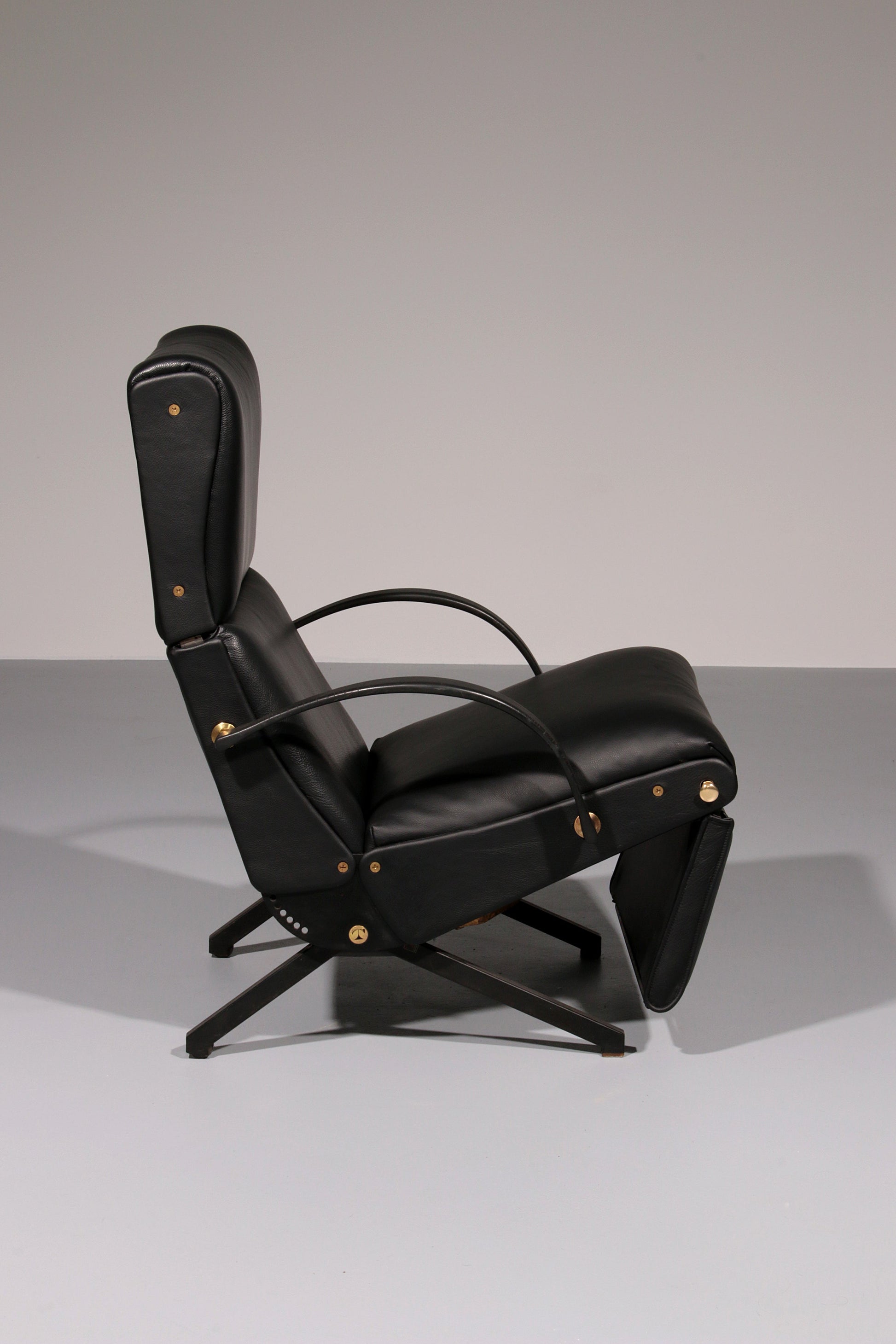 Italian Black Leather Adjustable P40 Relax Chair by Osvaldo Borsani Tecno. - Collectors - Net.Work