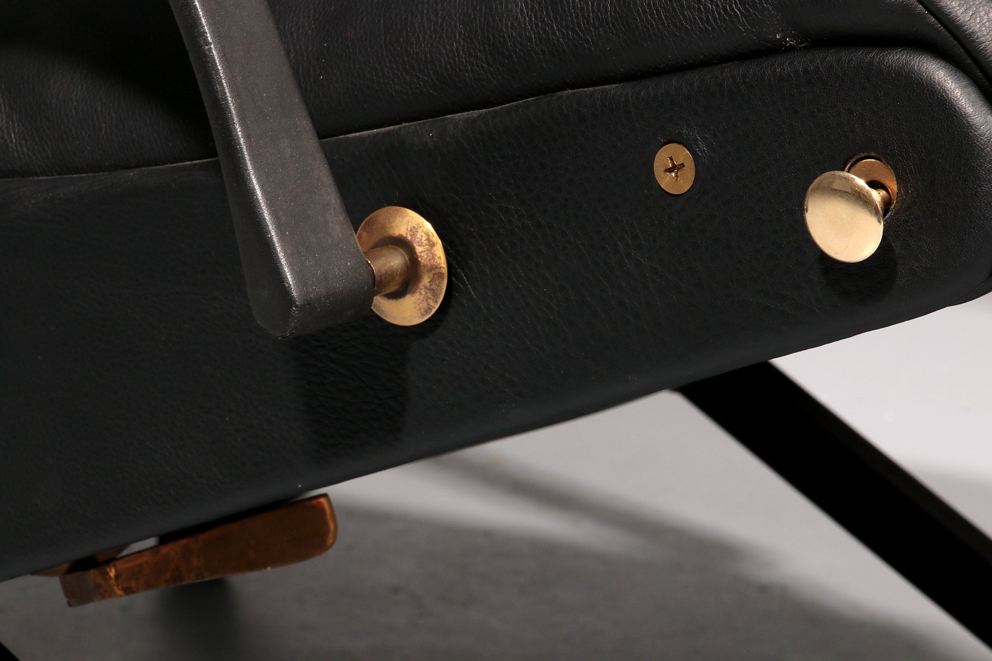 Italian Black Leather Adjustable P40 Relax Chair by Osvaldo Borsani Tecno. - Collectors - Net.Work
