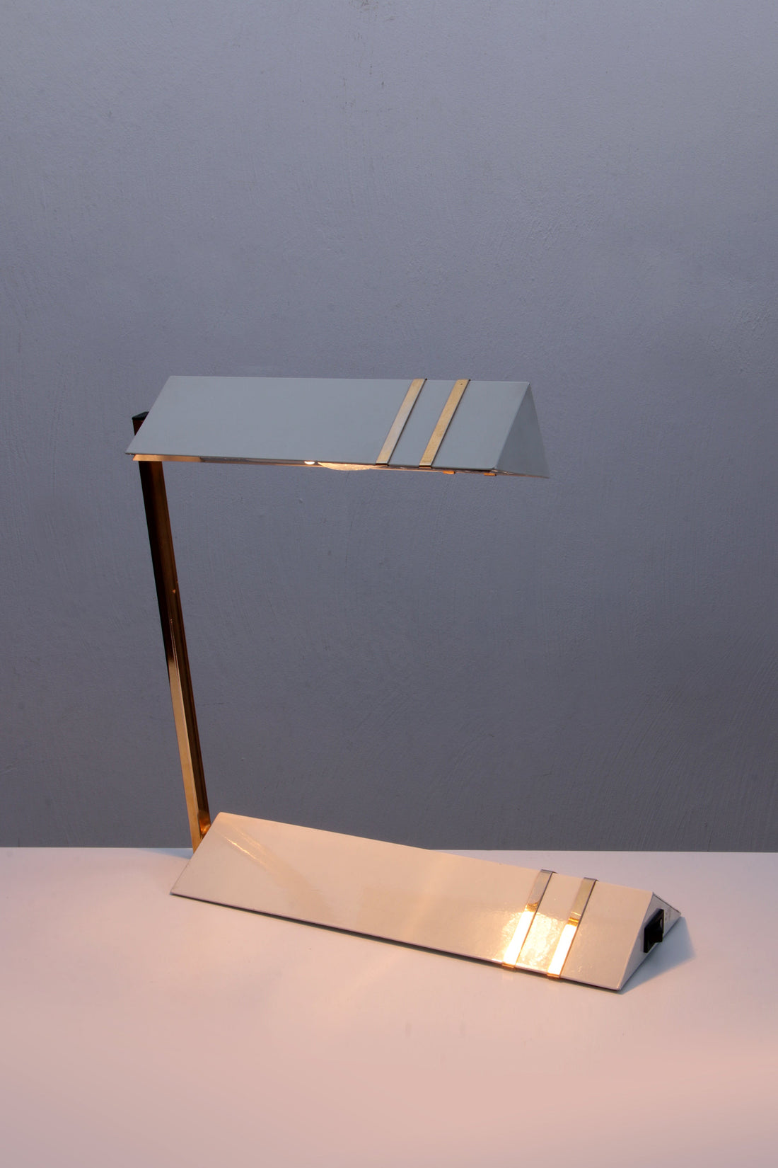 Italian Desk Lamp with Clean Design (1960) - Collectors - Net.Work