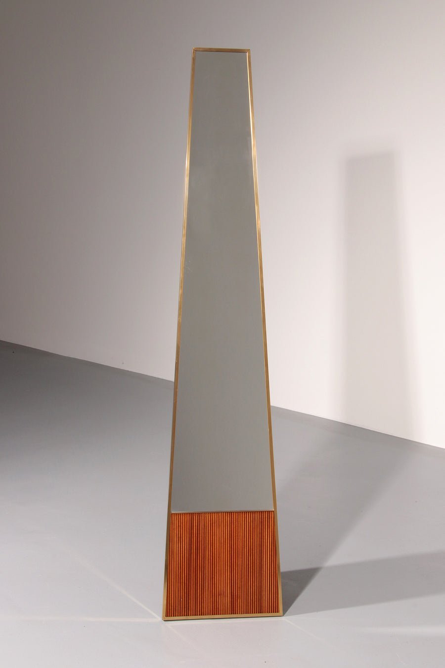 Italian Elegance – 1970s Freestanding Mirror with Brass and Oak Details 1960 - Collectors - Net.Work