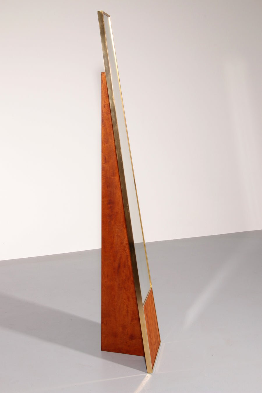 Italian Elegance – 1970s Freestanding Mirror with Brass and Oak Details 1960 - COLLECTORS RDAM