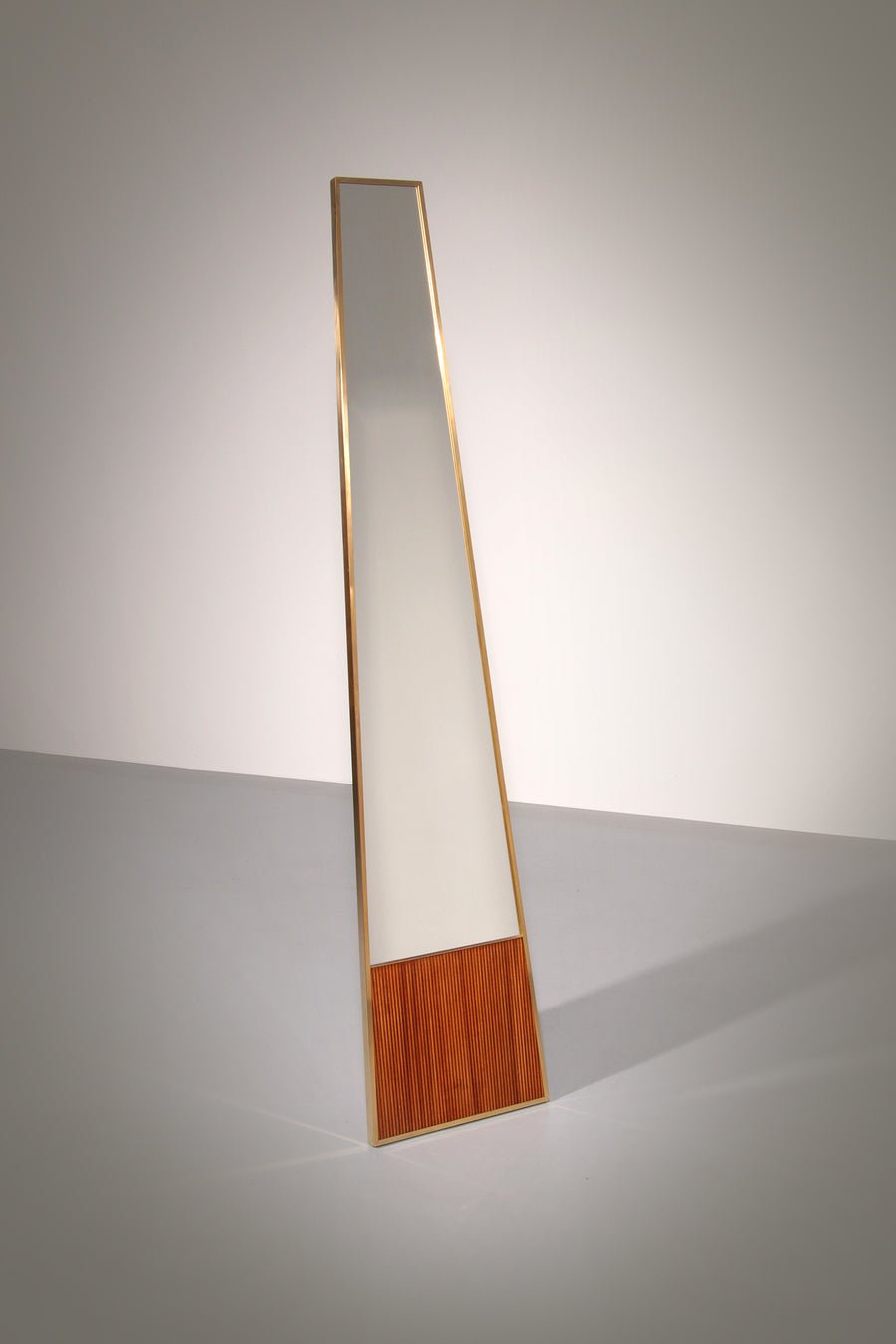 Italian Elegance – 1970s Freestanding Mirror with Brass and Oak Details 1960 - COLLECTORS RDAM