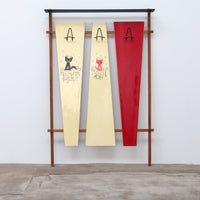 Italienische Wandgarderobe mit Kätzchenmotiv, rot, cremefarben, und Hutablage, 1960