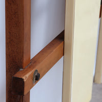 Italienische Wandgarderobe mit Kätzchenmotiv, rot, cremefarben, und Hutablage, 1960