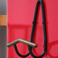 Italienische Wandgarderobe mit Kätzchenmotiv, rot, cremefarben, und Hutablage, 1960