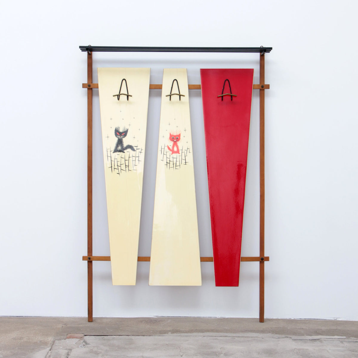 Italienische Wandgarderobe mit Kätzchenmotiv, rot, cremefarben, und Hutablage, 1960