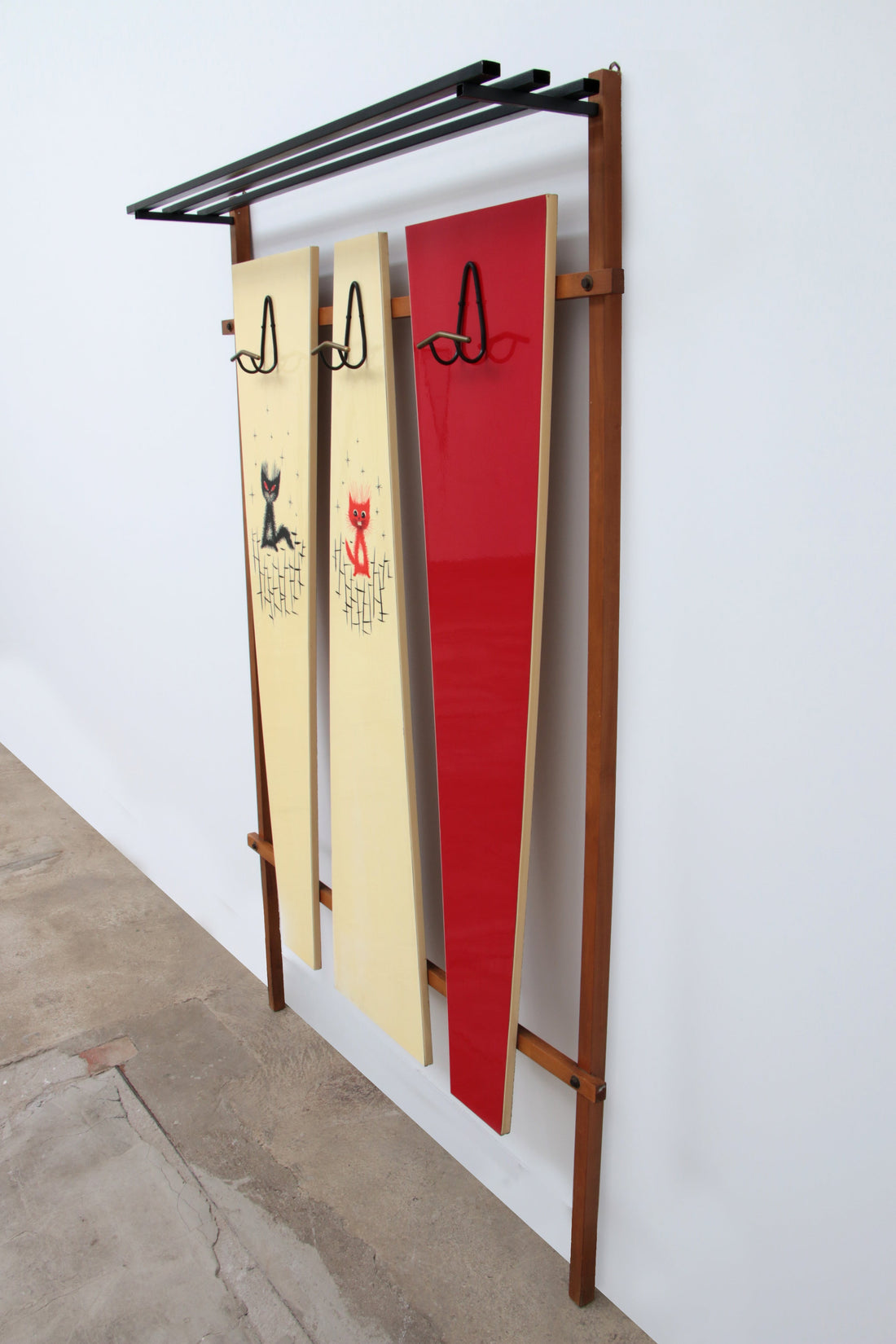 Italian Wall Coat Rack with Kittens, Red, Cream, and Hat Rack, 1960 - Collectors - Net.Work