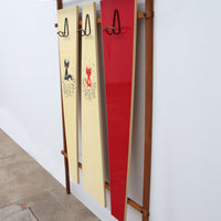 Italienische Wandgarderobe mit Kätzchenmotiv, rot, cremefarben, und Hutablage, 1960