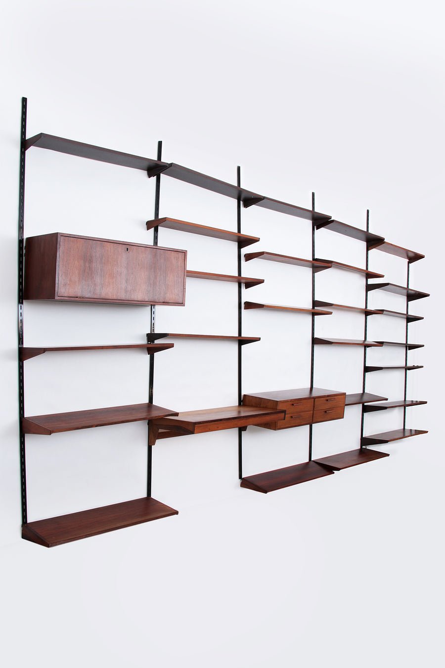 Modulares Wandsystem aus dunklem Holz von Kai Kristiansen - FM Møbler
