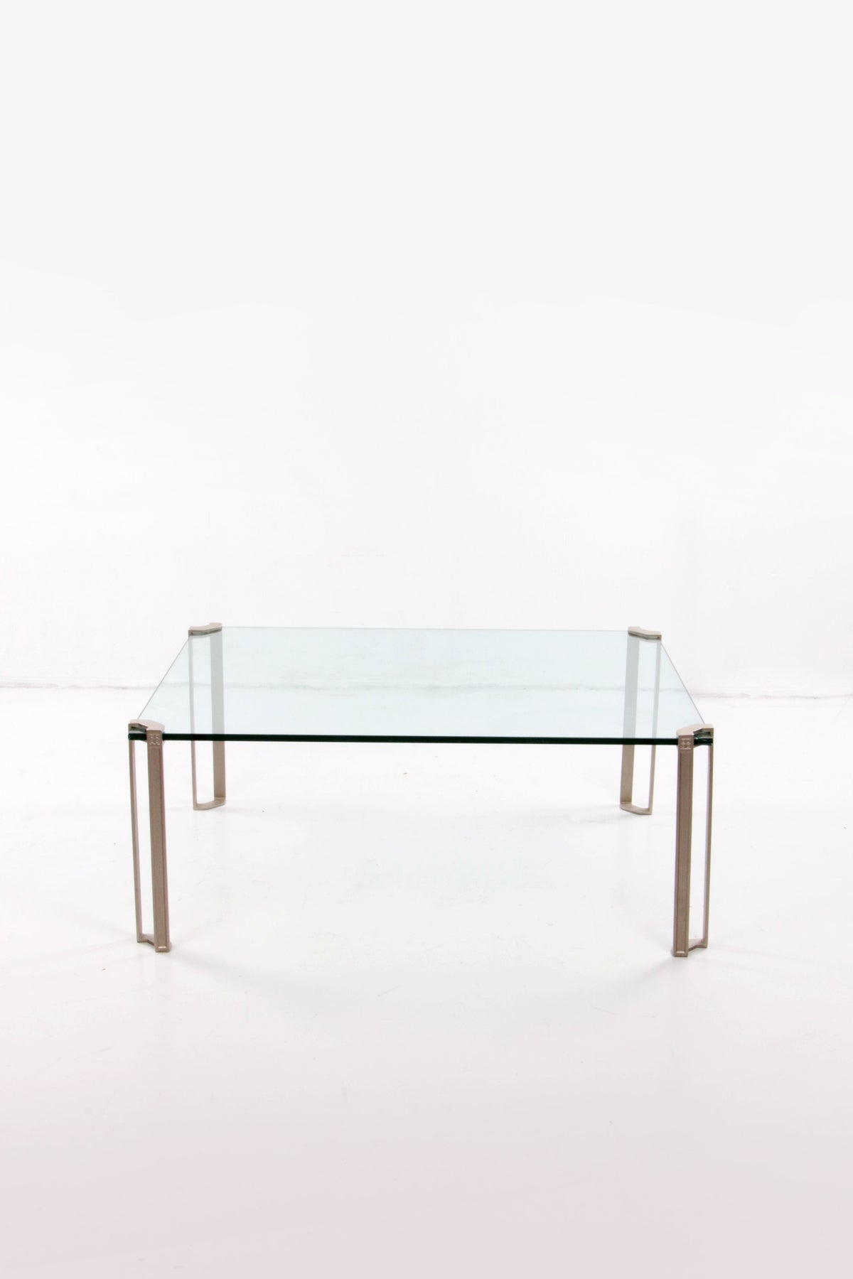 Ikonische Beistell- oder Couchtische aus den 1970er Jahren, Modell T24 von Peter Ghyczy – Beine aus Onyx