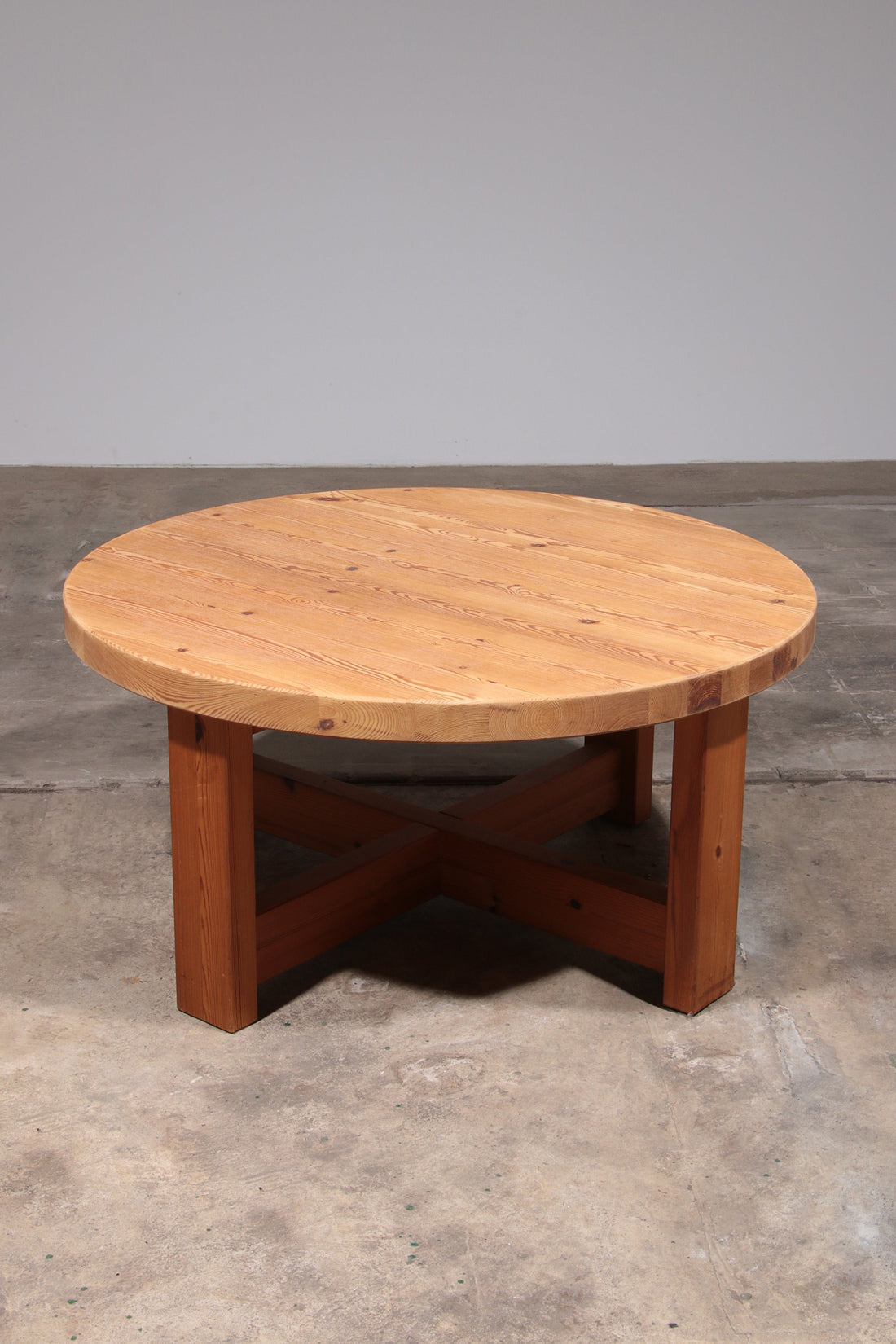 Round Pine Coffee Table Scandinavia 1970 - Collectors - Net.Work