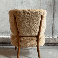 Scandinavische loungefauteuil uit het midden van de vorige eeuw in schapenvacht