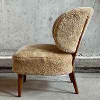 Scandinavische loungefauteuil uit het midden van de vorige eeuw in schapenvacht
