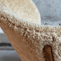 Scandinavische loungefauteuil uit het midden van de vorige eeuw in schapenvacht