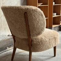Scandinavische loungefauteuil uit het midden van de vorige eeuw in schapenvacht