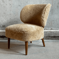 Scandinavische loungefauteuil uit het midden van de vorige eeuw in schapenvacht