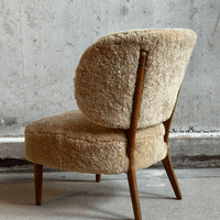 Scandinavische loungefauteuil uit het midden van de vorige eeuw in schapenvacht