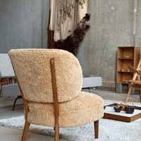 Scandinavische loungefauteuil uit het midden van de vorige eeuw in schapenvacht