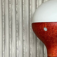 Skulpturale Keramik-Stehlampe mit Milchglaskugel