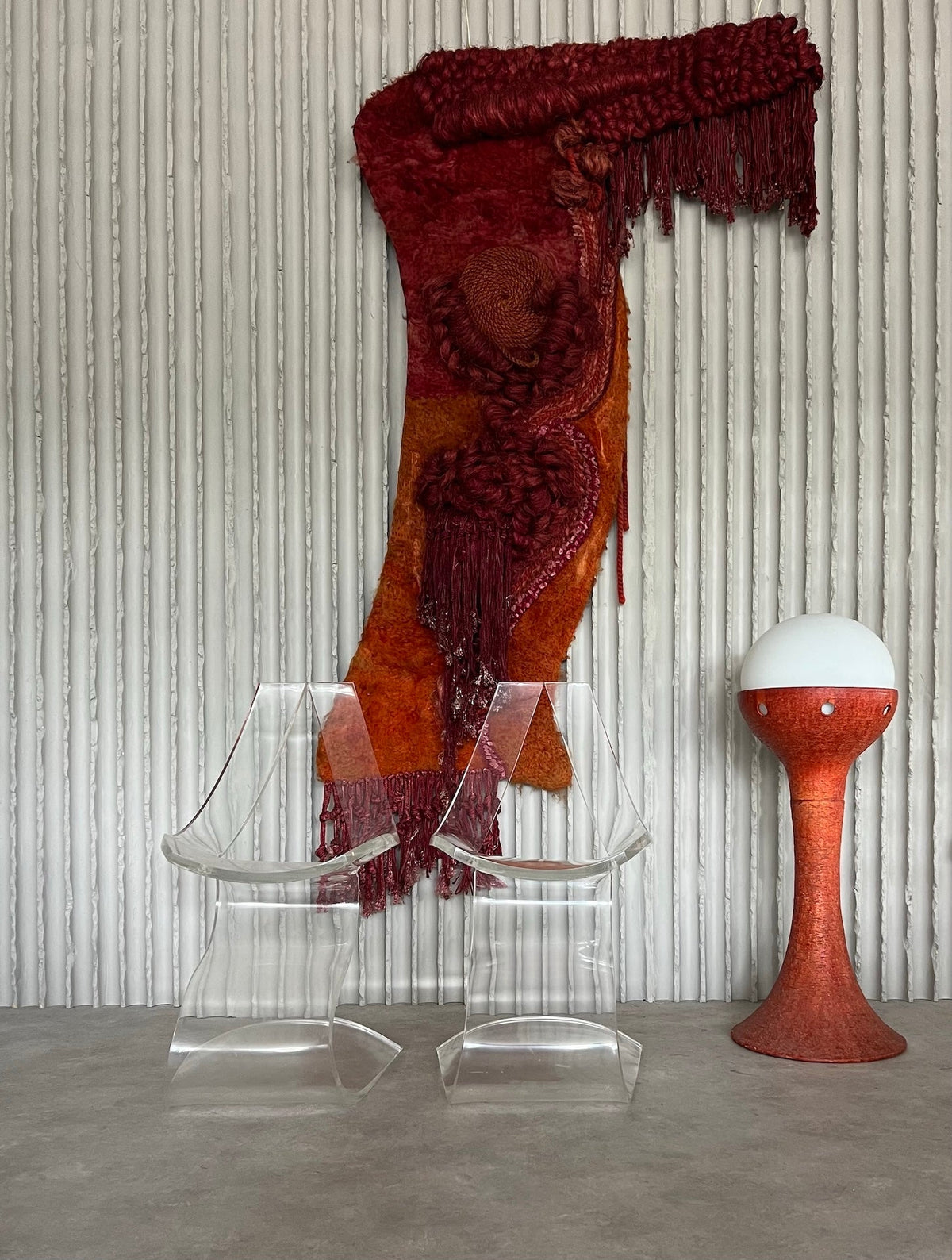 Skulpturale Keramik-Stehlampe mit Milchglaskugel