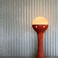 Skulpturale Keramik-Stehlampe mit Milchglaskugel