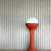 Skulpturale Keramik-Stehlampe mit Milchglaskugel