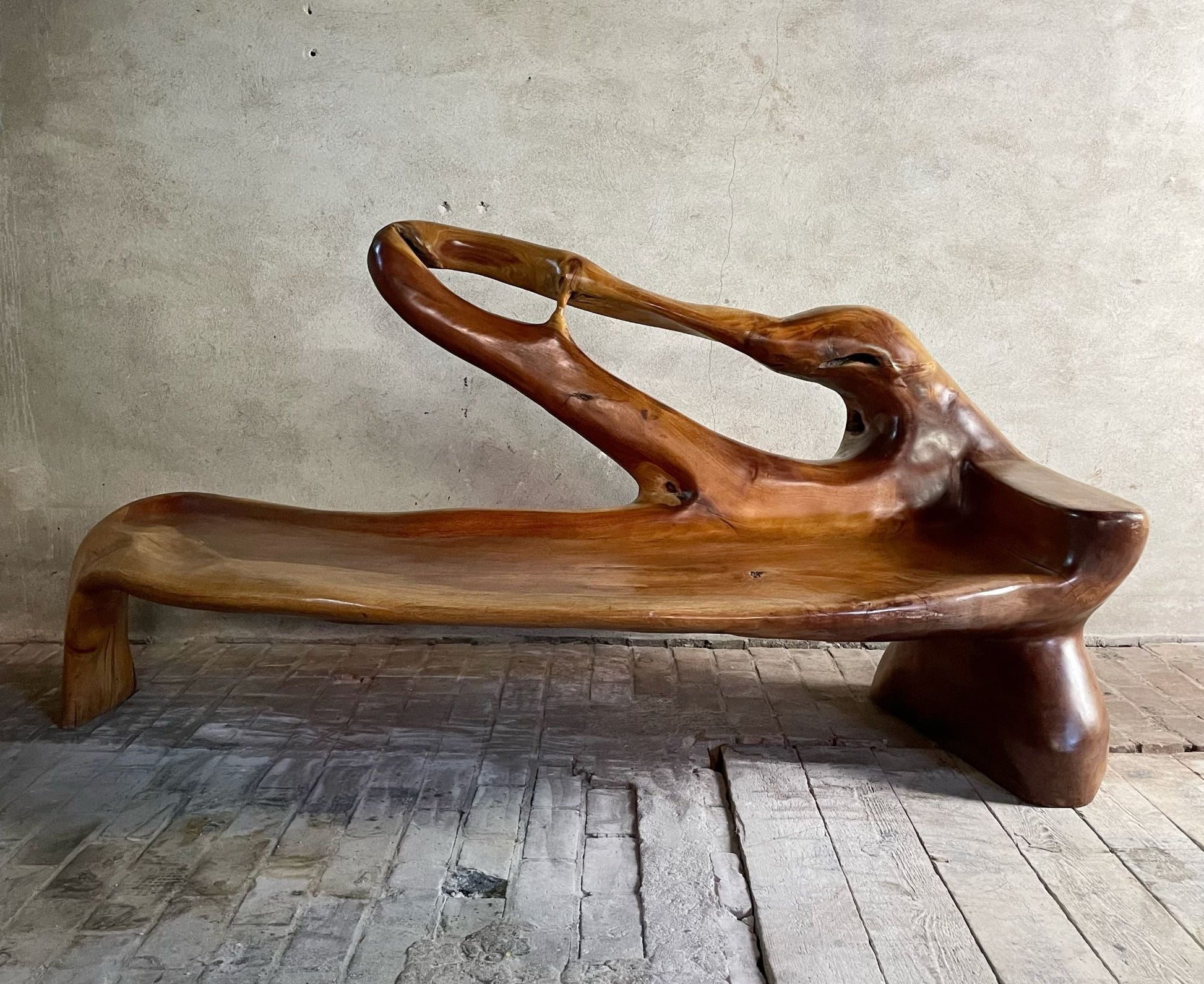 Sculptural, organically shaped solid wooden bench - COLLECTORS RDAM