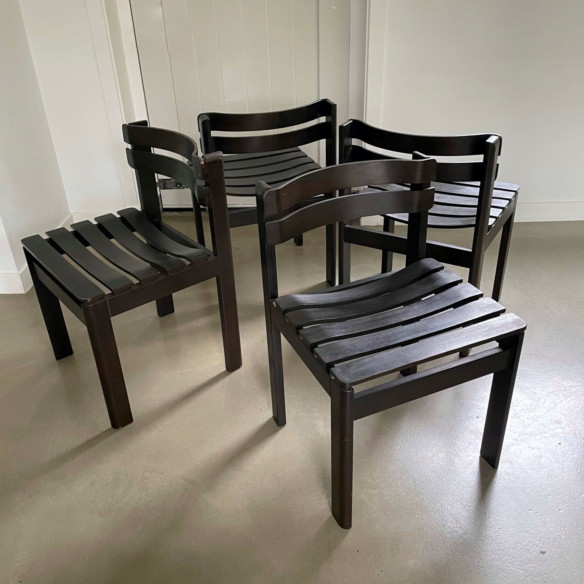 Set of vintage design slat chairs - Collectors - Net.Work
