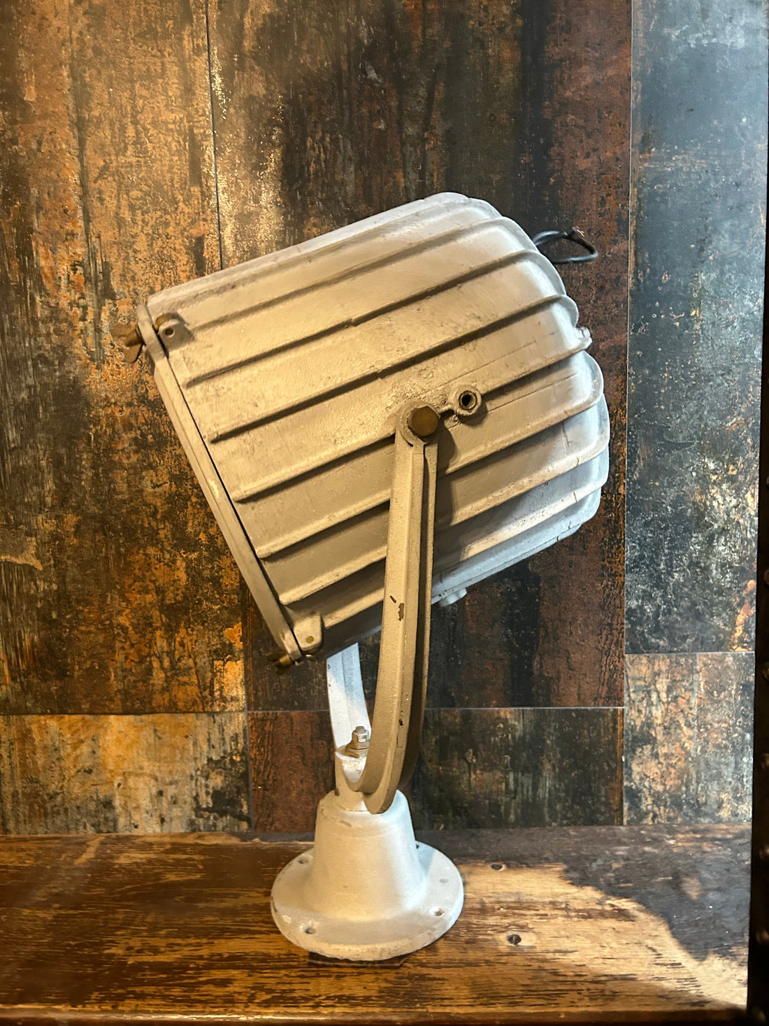 Spotlight with tripod for the Suez Canal - Collectors - Net.Work