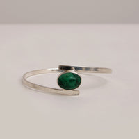 Zeitloses skandinavisches Armband aus Sterlingsilber mit markantem grünen Stein von Isaac Cohen, 1966