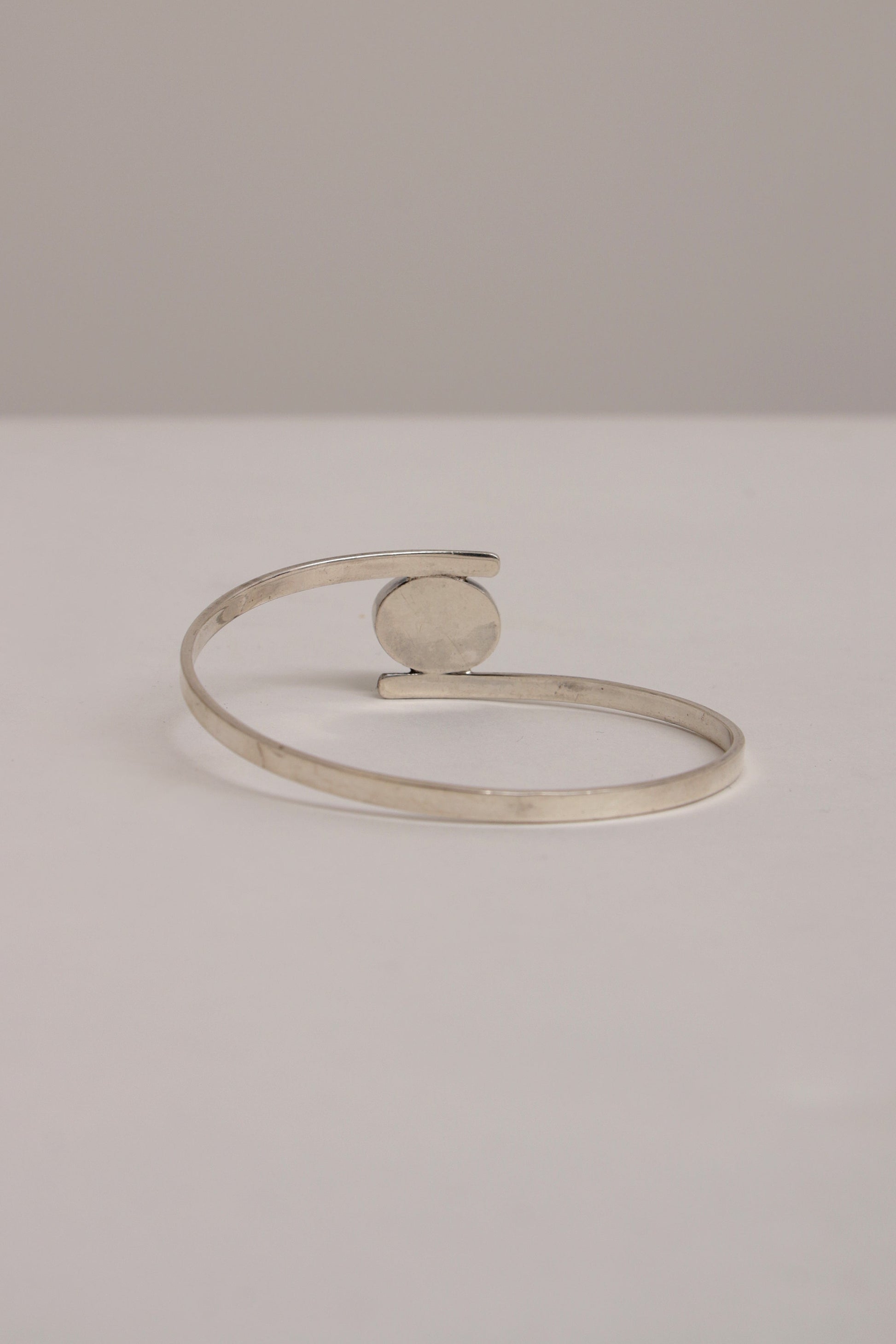 Timeless Scandinavian Sterling Silver Bracelet with Striking Green Stone by Isaac Cohen, 1966 - Collectors - Net.Work