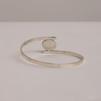 Zeitloses skandinavisches Armband aus Sterlingsilber mit markantem grünen Stein von Isaac Cohen, 1966