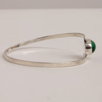 Zeitloses skandinavisches Armband aus Sterlingsilber mit markantem grünen Stein von Isaac Cohen, 1966