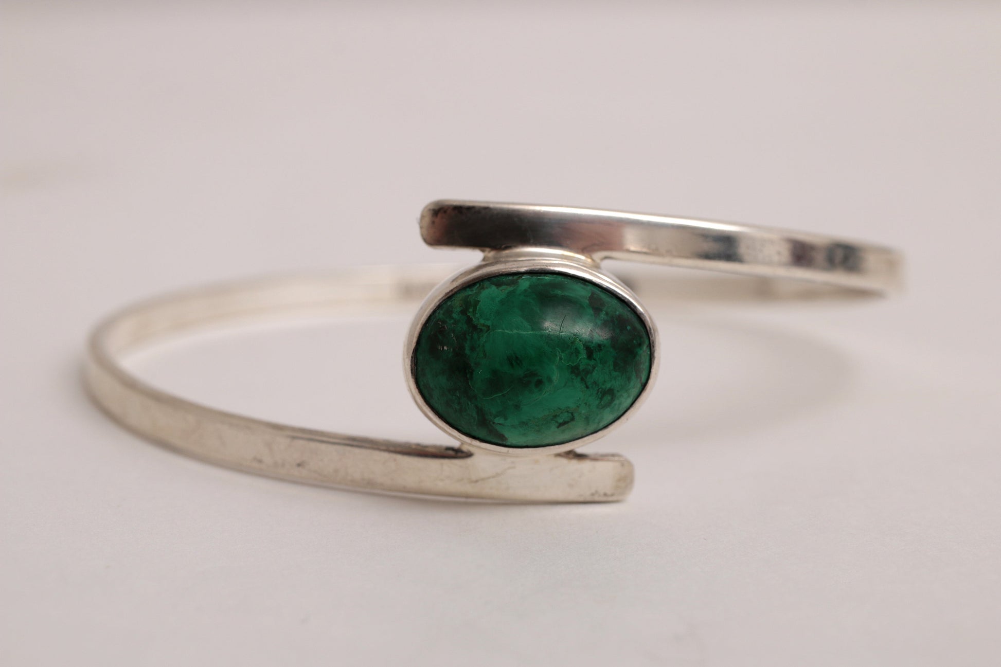 Timeless Scandinavian Sterling Silver Bracelet with Striking Green Stone by Isaac Cohen, 1966 - Collectors - Net.Work