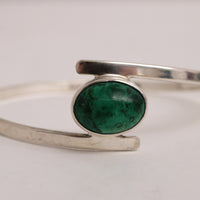 Zeitloses skandinavisches Armband aus Sterlingsilber mit markantem grünen Stein von Isaac Cohen, 1966